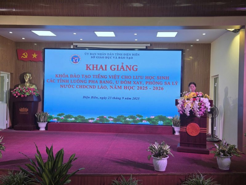 LHS Lào   Cô giáo Bùi Phương Hảo phát biểu
