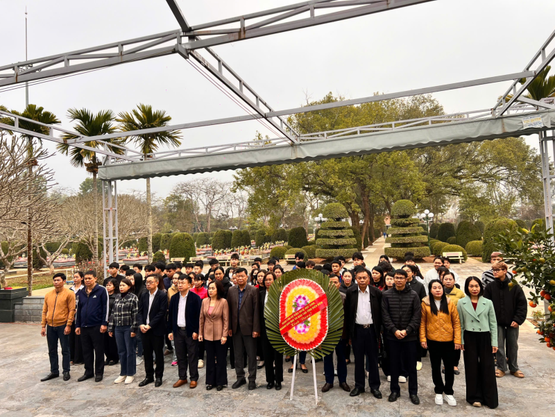 Thắp sáng truyền thống “Uống nước nhớ nguồn”: Trung tâm GDNN-GDTX 1 dâng hương tại Nghĩa trang liệt sĩ Quốc gia Độc Lập nhân dịp Xuân Bính Ngọ 2026