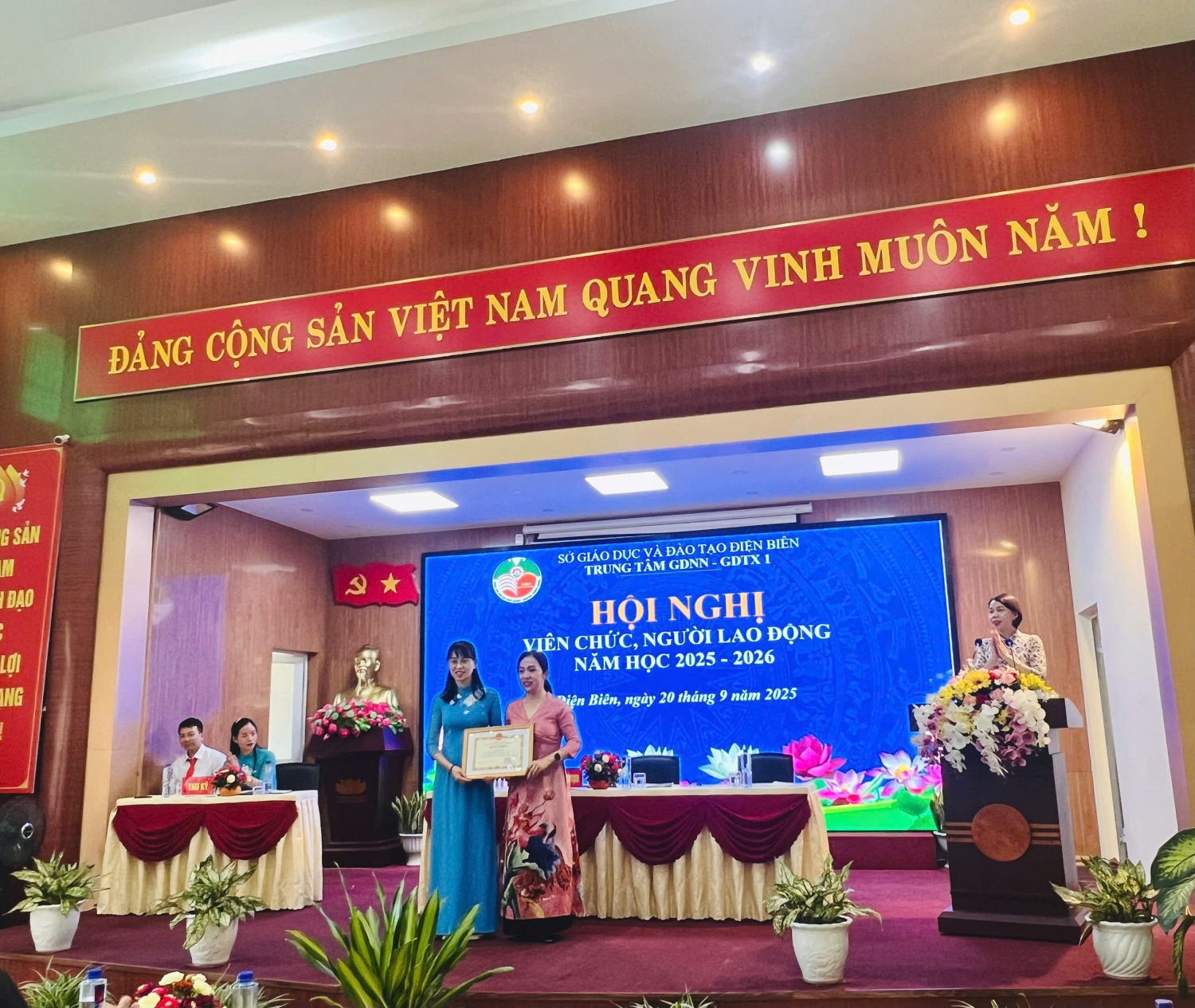 TRao thưởng cho cá nhân được CTUBND tặng BK