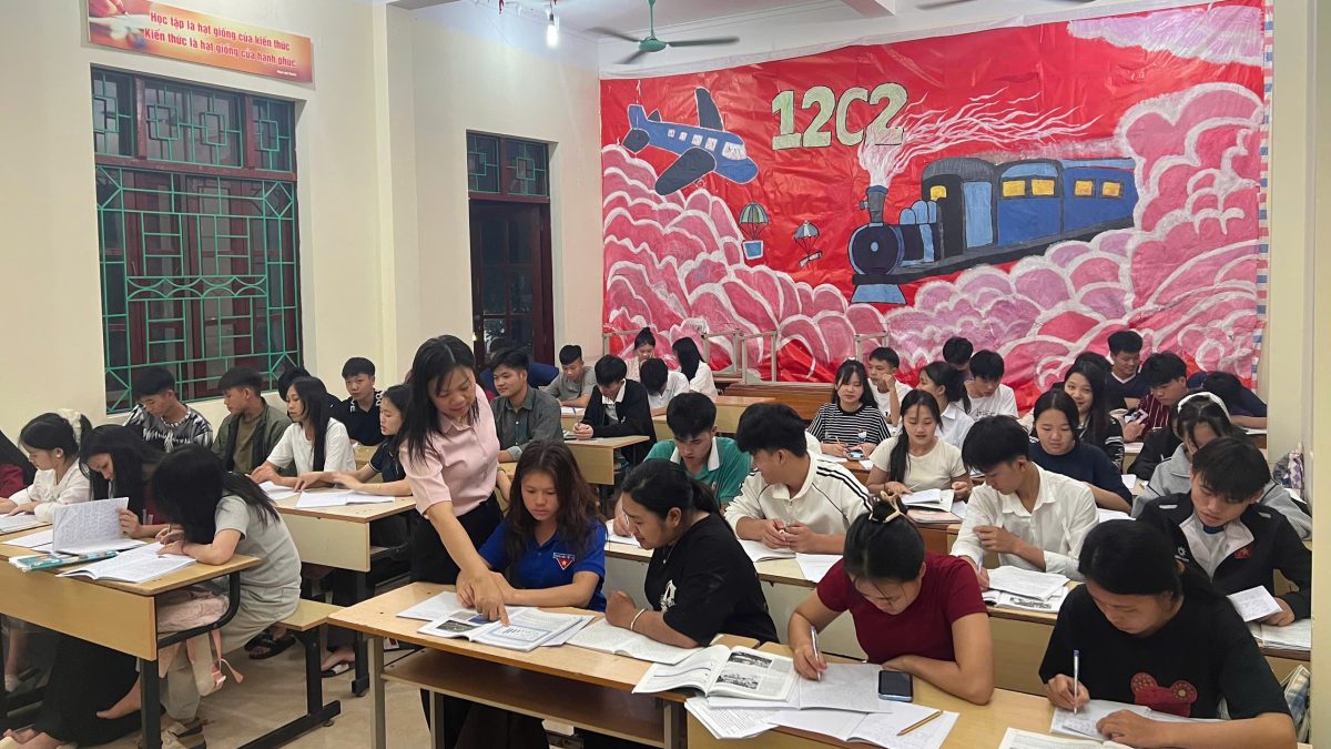Giáo dục thường xuyên cấp trung học phổ thông - giáo viên kèm cặp học viên trong giờ ôn tập