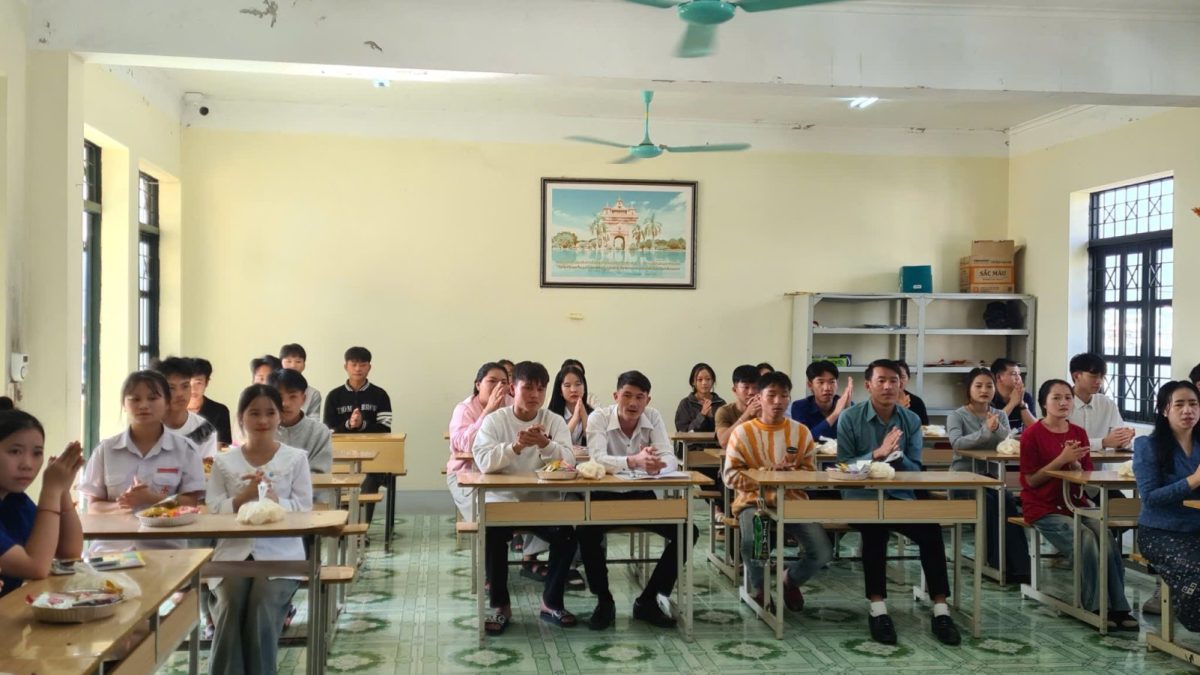 Lớp tiếng Việt cho lưu học sinh Lào tại Trung tâm