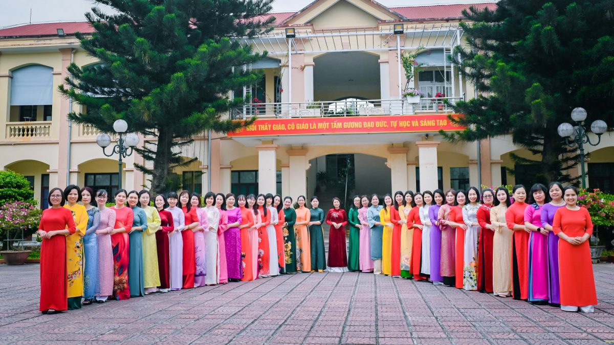Tập thể cán bộ, giáo viên tại Trụ sở chính