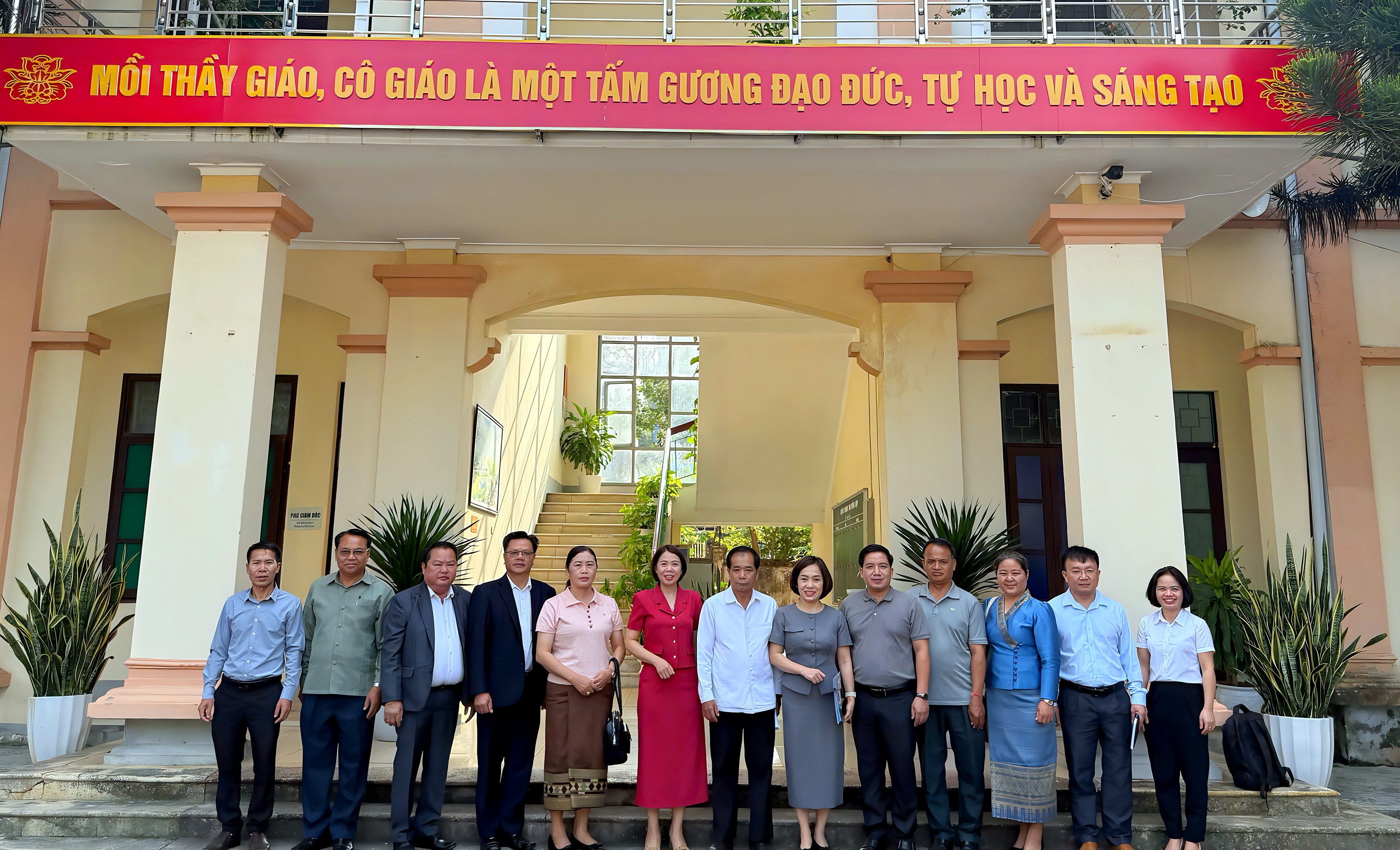 Đoàn công tác các tỉnh Bắc Lào và lãnh đạo Trung tâm GDNN-GDTX Điện Biên chụp ảnh lưu niệm tại Trụ sở chính của Trung tâm.