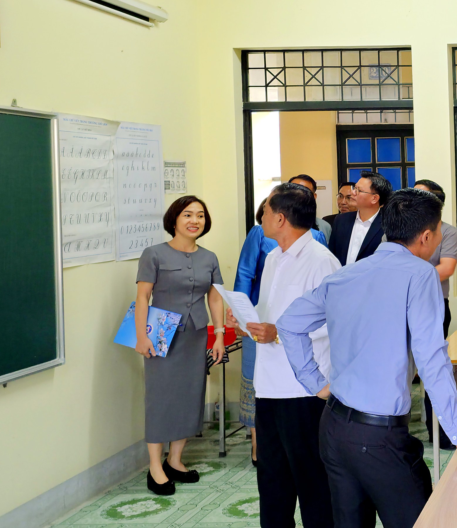 Đồng chí Phạm Thúy – Bí thư Đảng bộ bộ phận, Giám đốc Trung tâm GDNN-GDTX Điện Biên niềm nở đón tiếp, giới thiệu với Đoàn về lớp học tiếng Việt của lưu học sinh Lào.