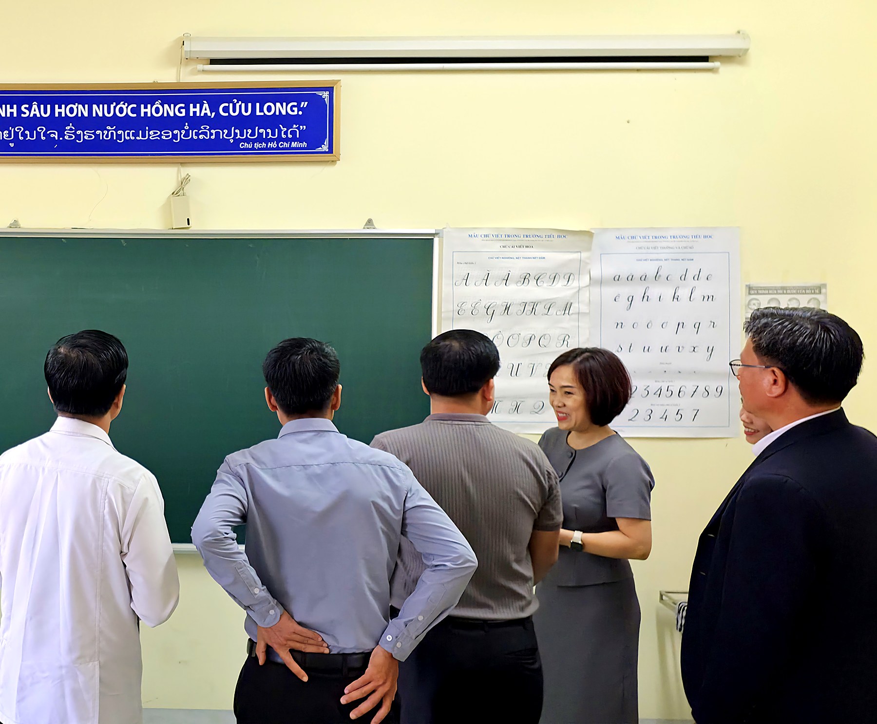 Đoàn công tác tìm hiểu bảng chữ cái, mẫu chữ viết tiếng Việt tại lớp học của lưu học sinh Lào.