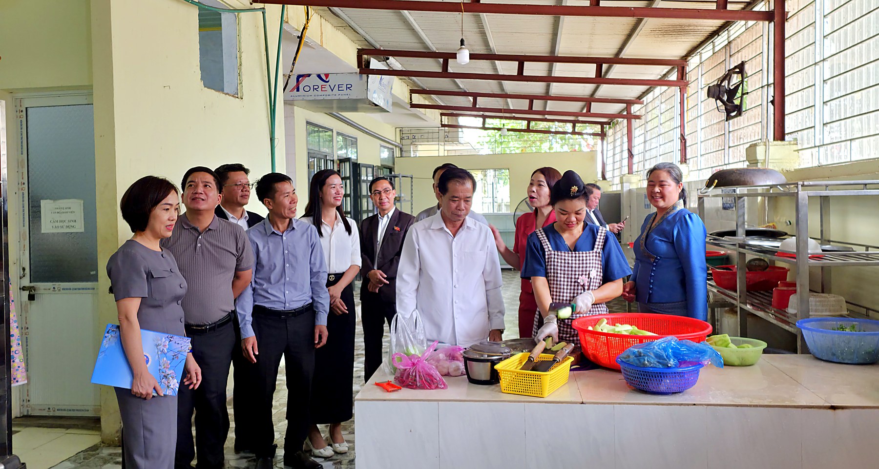 Đoàn công tác thăm bếp ăn nội trú, nơi chế biến bữa ăn hằng ngày cho lưu học sinh Lào.