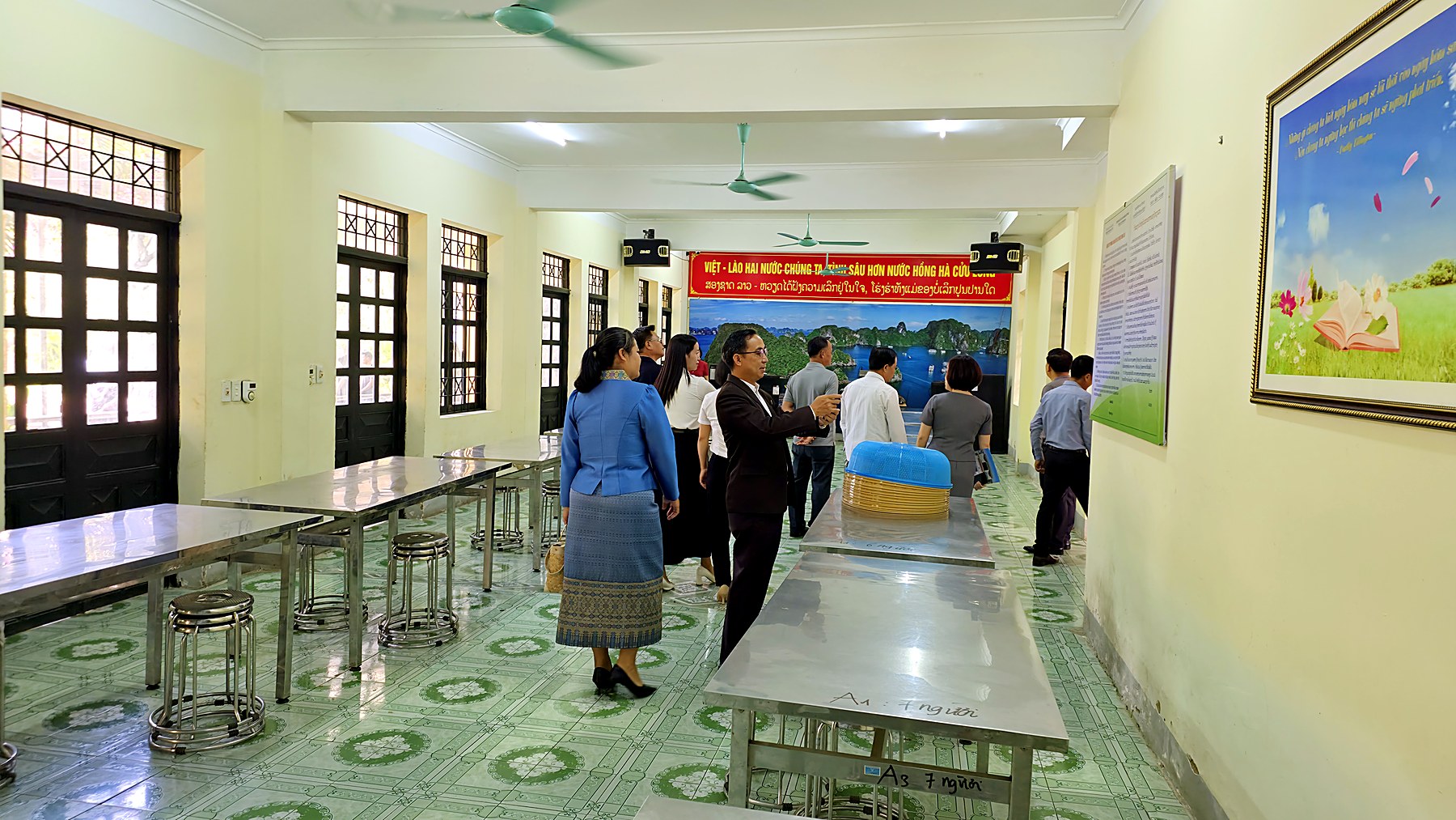 Nhà ăn nội trú của lưu học sinh được bố trí sạch sẽ, khang trang.