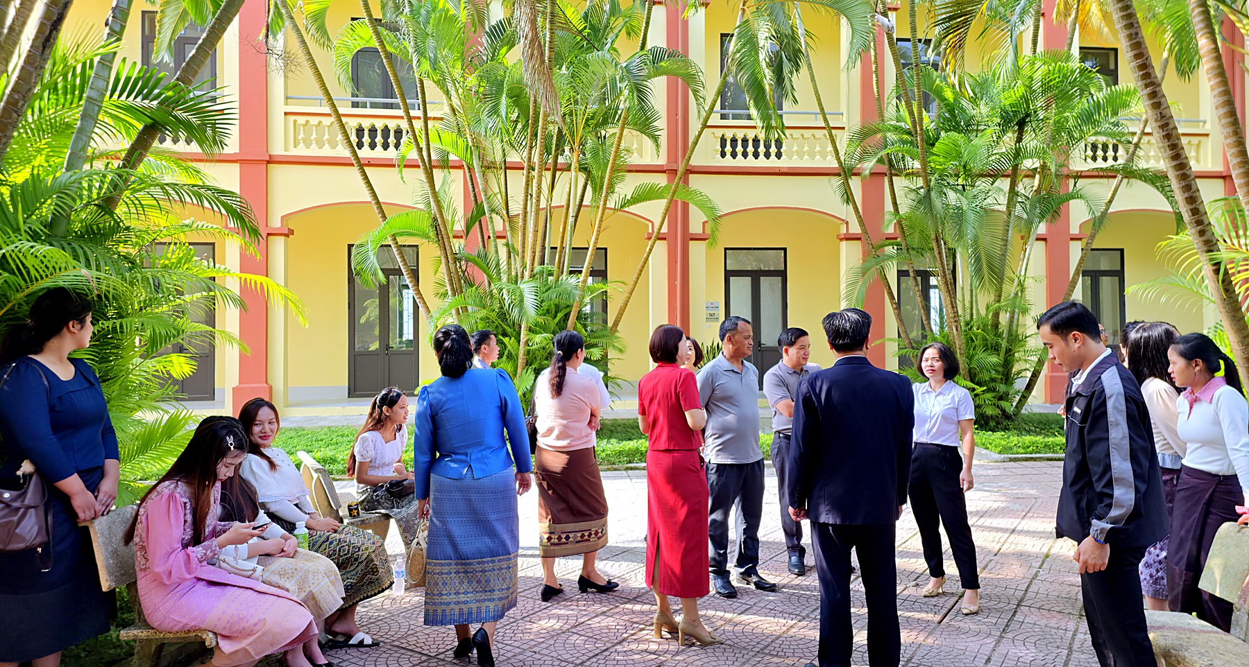 Đoàn công tác thăm khuôn viên và gặp gỡ lưu học sinh Lào đang học tập tại Trung tâm.