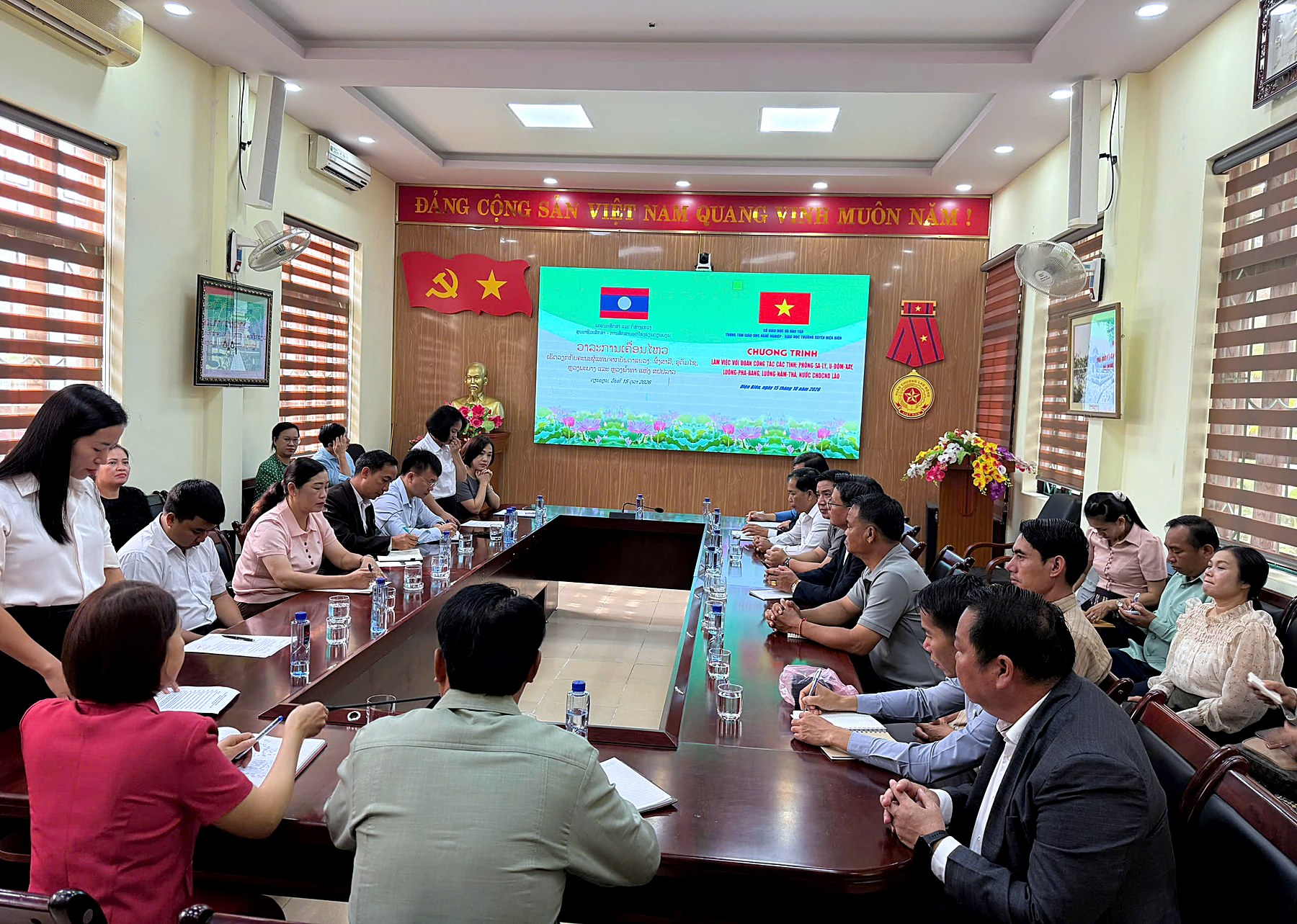 Toàn cảnh buổi làm việc giữa Trung tâm GDNN-GDTX Điện Biên với Đoàn công tác các tỉnh Bắc Lào.