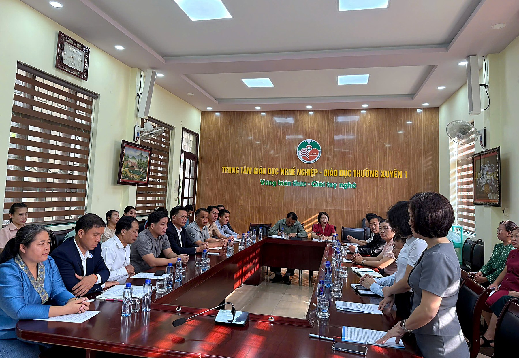 Đồng chí Phạm Thúy – Giám đốc Trung tâm báo cáo khái quát về Trung tâm và kết quả công tác đào tạo lưu học sinh Lào.
