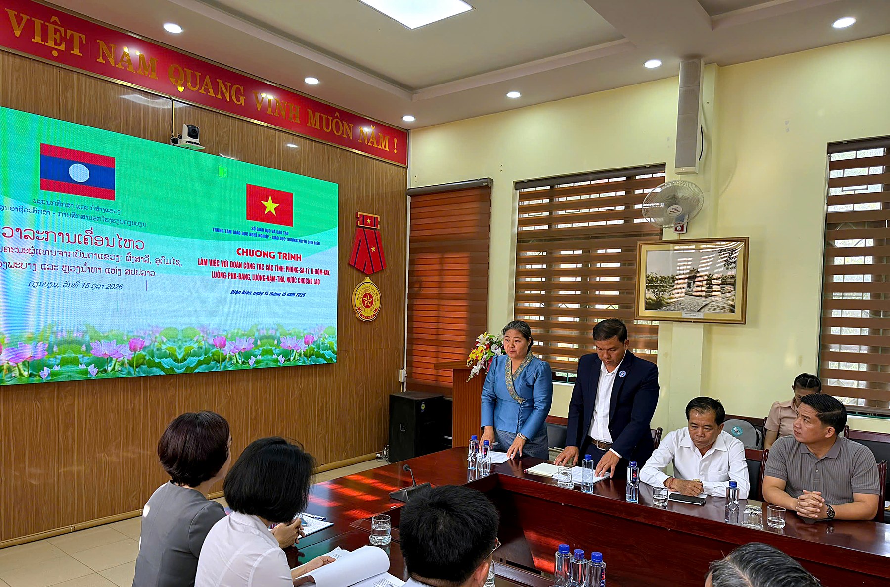 Đại diện Đoàn công tác các tỉnh Bắc Lào phát biểu tại buổi làm việc.