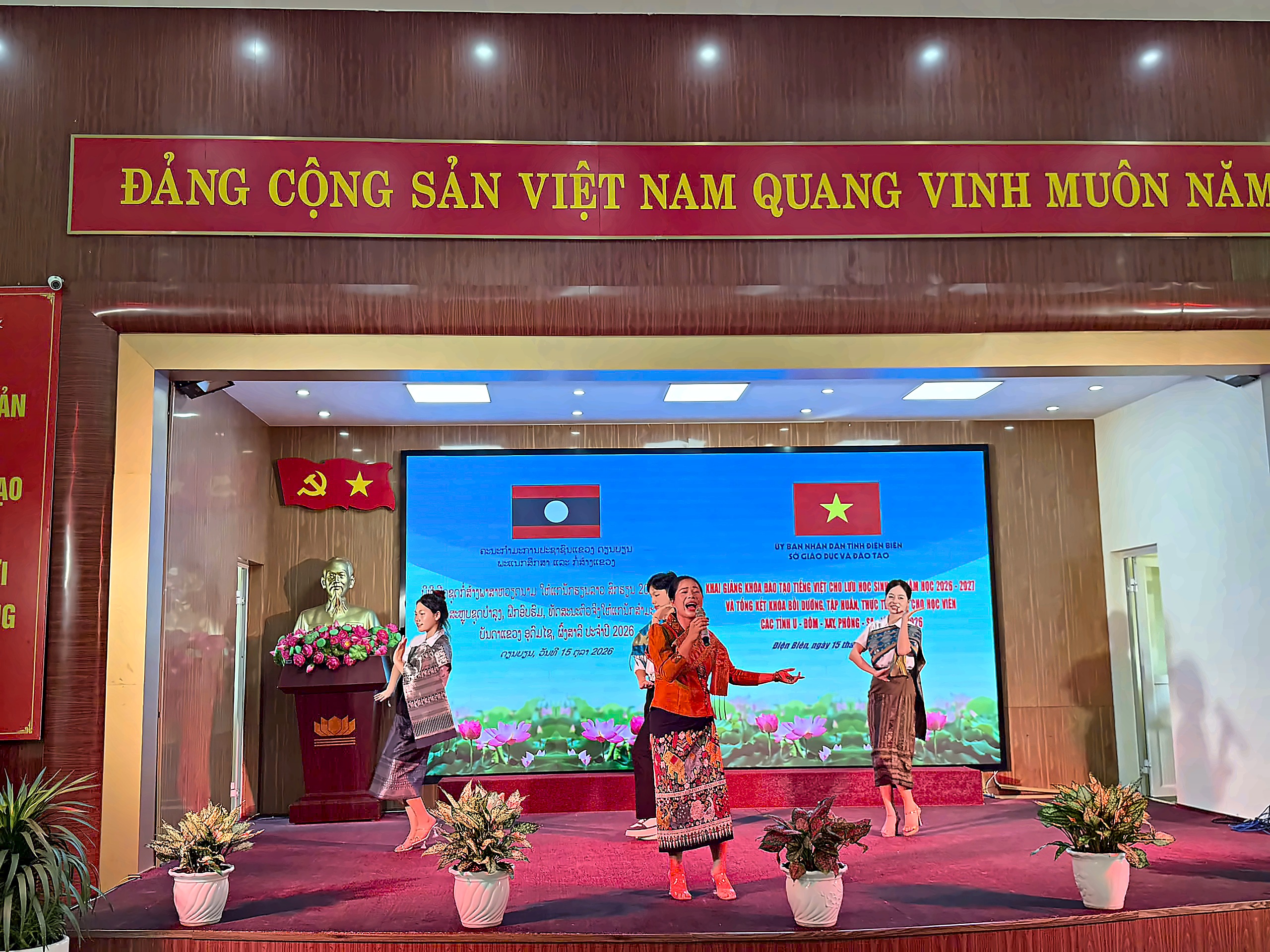 Tiết mục văn nghệ mang đậm bản sắc văn hóa các bộ tộc Lào do đồng chí Đào Thu Mai cùng các em lưu học sinh biểu diễn