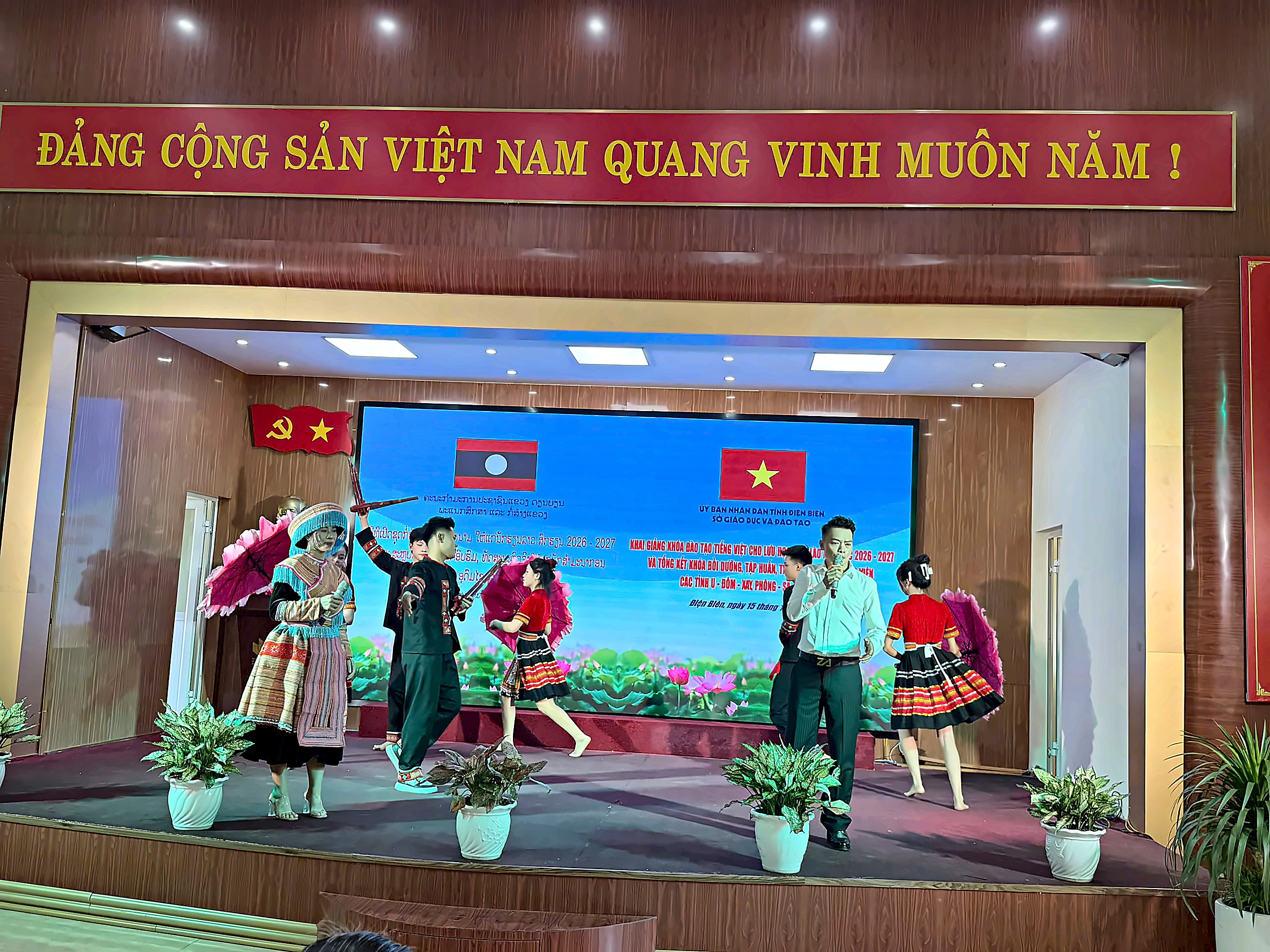 Tiết mục song ca do Thu Mai và Thái Trung hát chào mừng buổi lễ