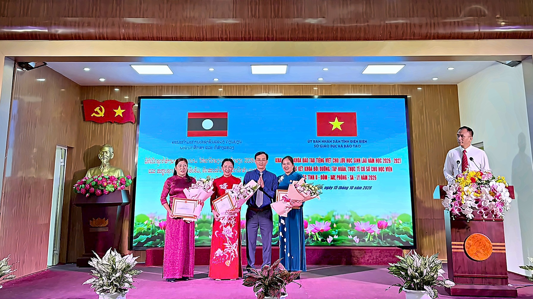 Đồng chí Trần Đăng Ninh – Phó Giám đốc Sở Giáo dục và Đào tạo tỉnh Điện Biên trao Giấy khen, tặng hoa chúc mừng các cô giáo có thành tích xuất sắc trong công tác quản lý và giảng dạy tiếng Việt cho lưu học sinh Lào