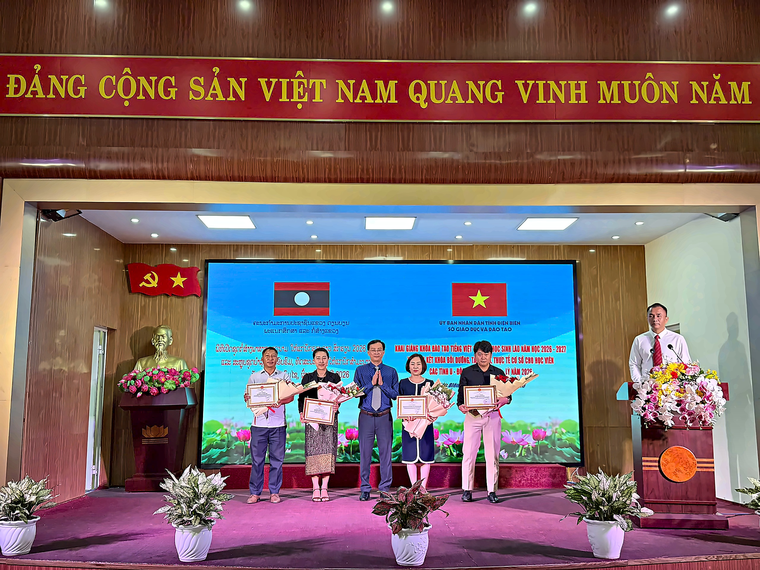 Đồng chí Trần Đăng Ninh – Phó Giám đốc Sở Giáo dục và Đào tạo tỉnh Điện Biên trao Giấy khen cho các cá nhân có thành tích xuất sắc