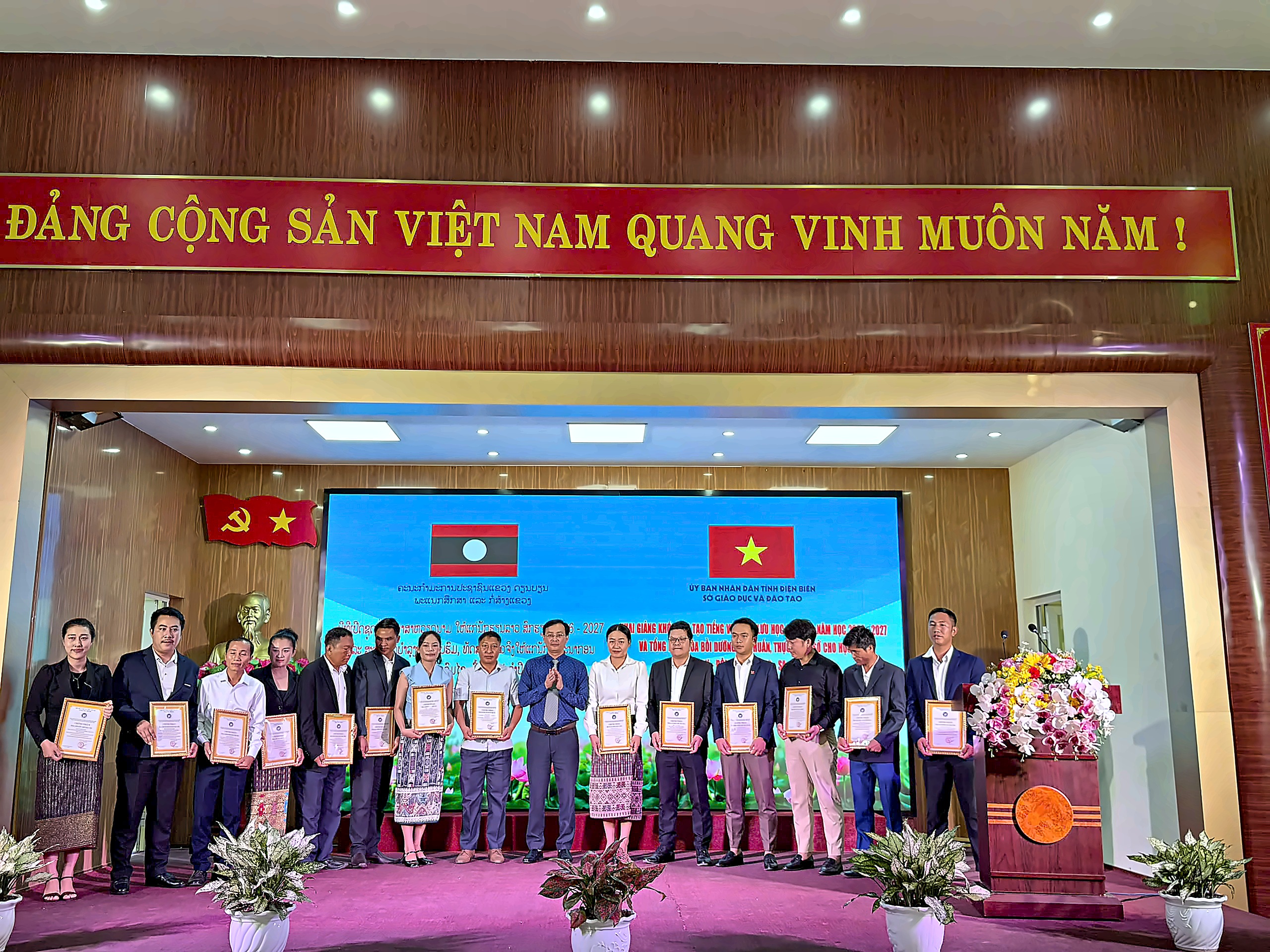 Các học viên là cán bộ các tỉnh U-đôm-xay, Phông-sa-lỳ nhận khen thưởng khi hoàn thành khóa bồi dưỡng, tập huấn năm 2026