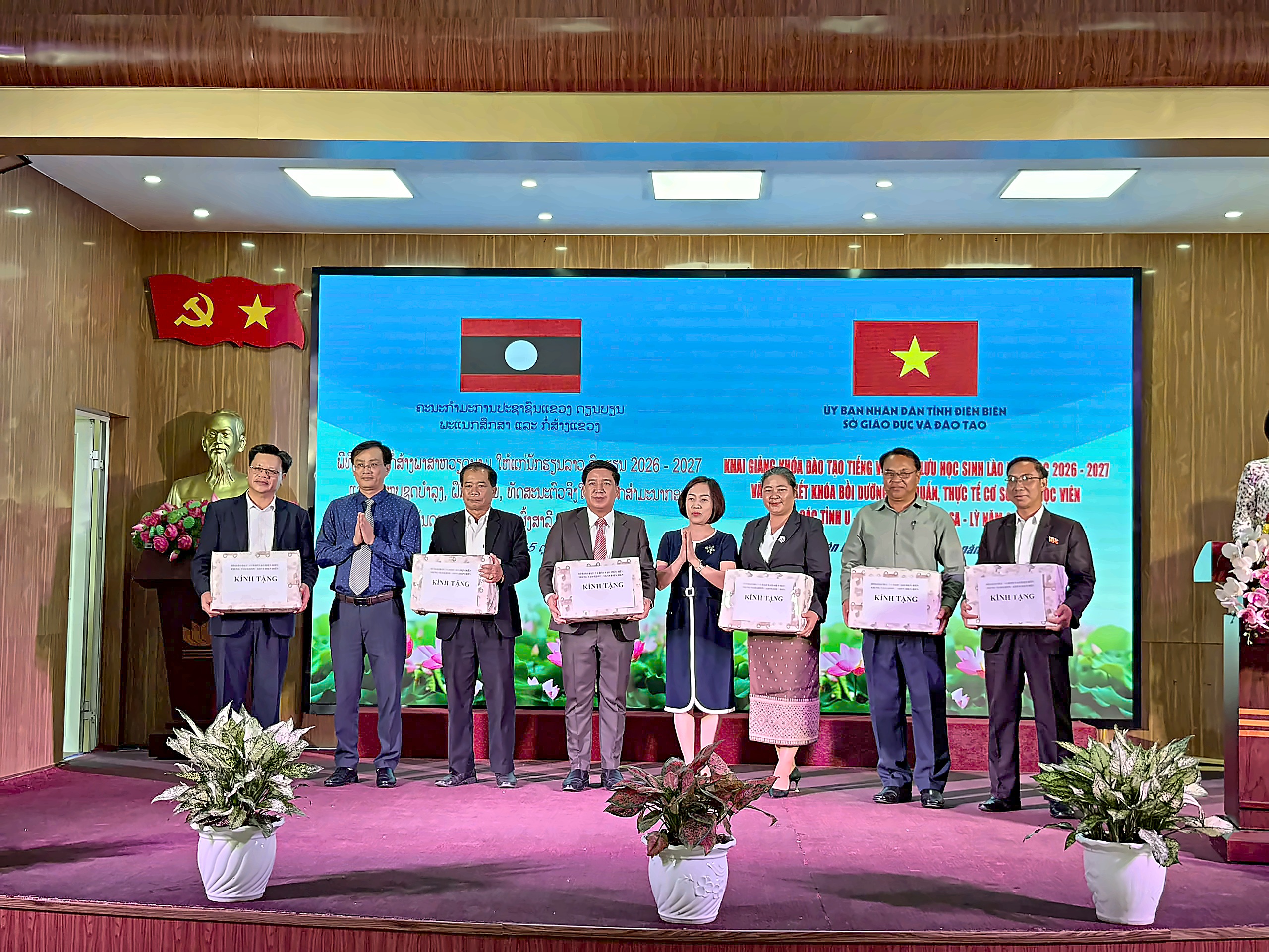 Trao quà lưu niệm giữa Sở Giáo dục và Đào tạo tỉnh Điện Biên và Đoàn công tác các tỉnh Bắc Lào