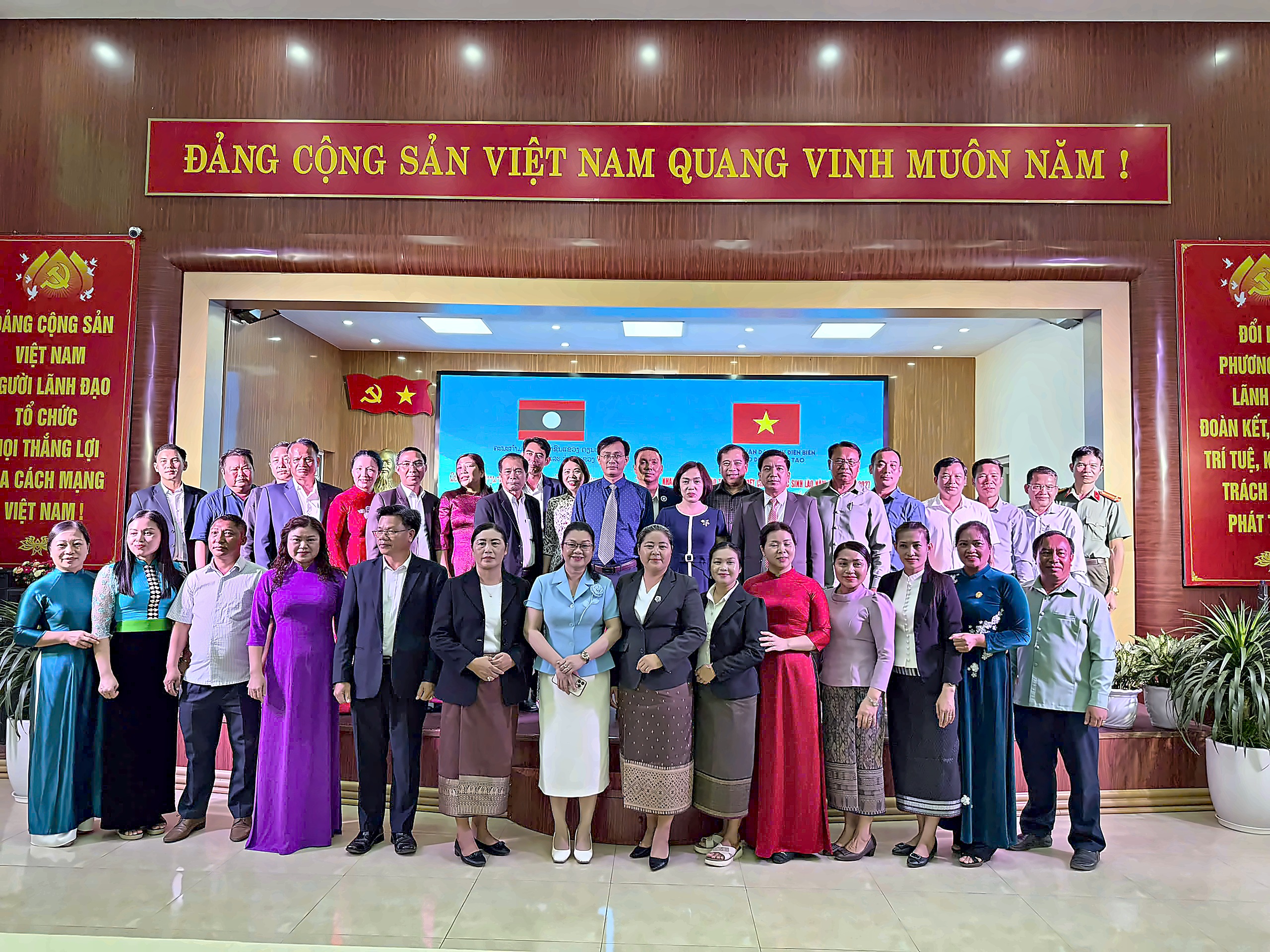 Các đại biểu chụp ảnh lưu niệm tại buổi lễ