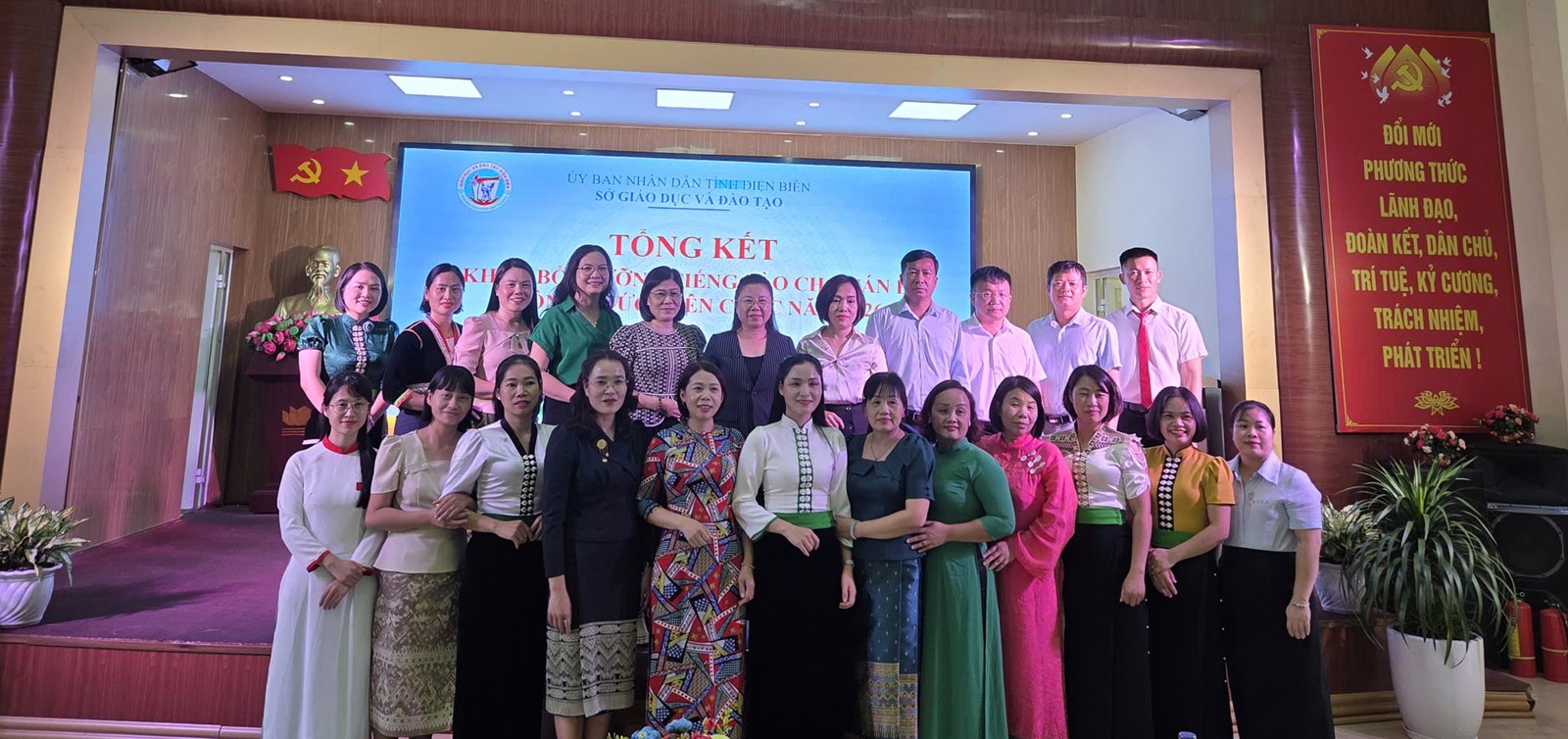 Đại biểu chụp ảnh lưu niệm cùng giáo viên và học viên khóa bồi dưỡng