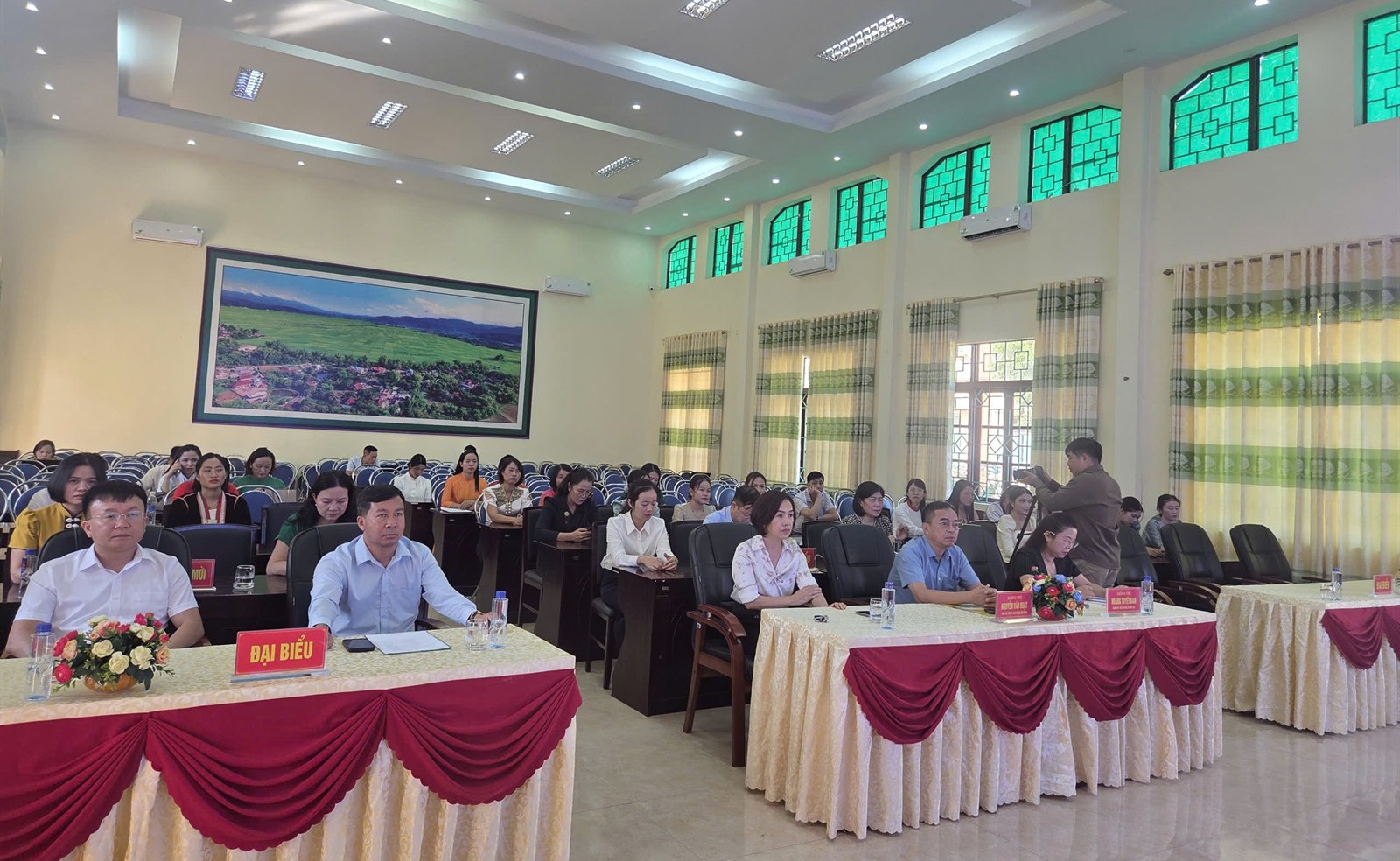 Đại biểu, giáo viên và học viên dự lễ tổng kết khóa bồi dưỡng tiếng Lào năm 2026