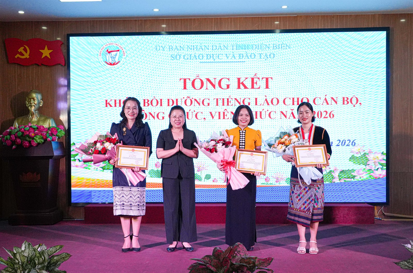 Lãnh đạo Sở Giáo dục và Đào tạo trao Giấy khen cho giáo viên và học viên có thành tích xuất sắc