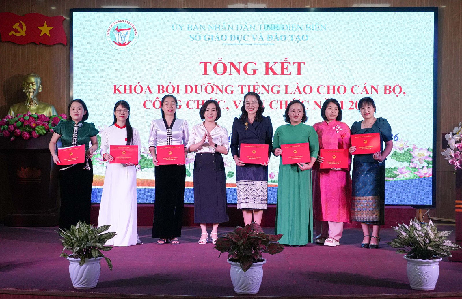 Học viên nhận chứng nhận hoàn thành khóa bồi dưỡng tiếng Lào năm 2026