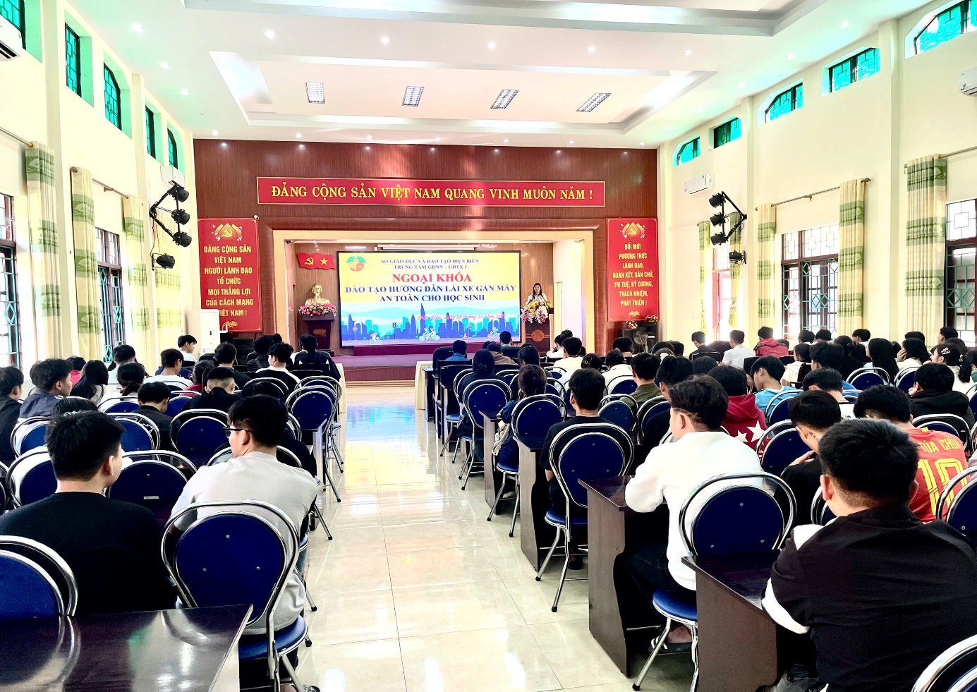 Trung tâm GDNN-GDTX 1 phối hợp tổ chức tập huấn thực tế: Đào tạo, hướng dẫn lái xe gắn máy an toàn cho học viên