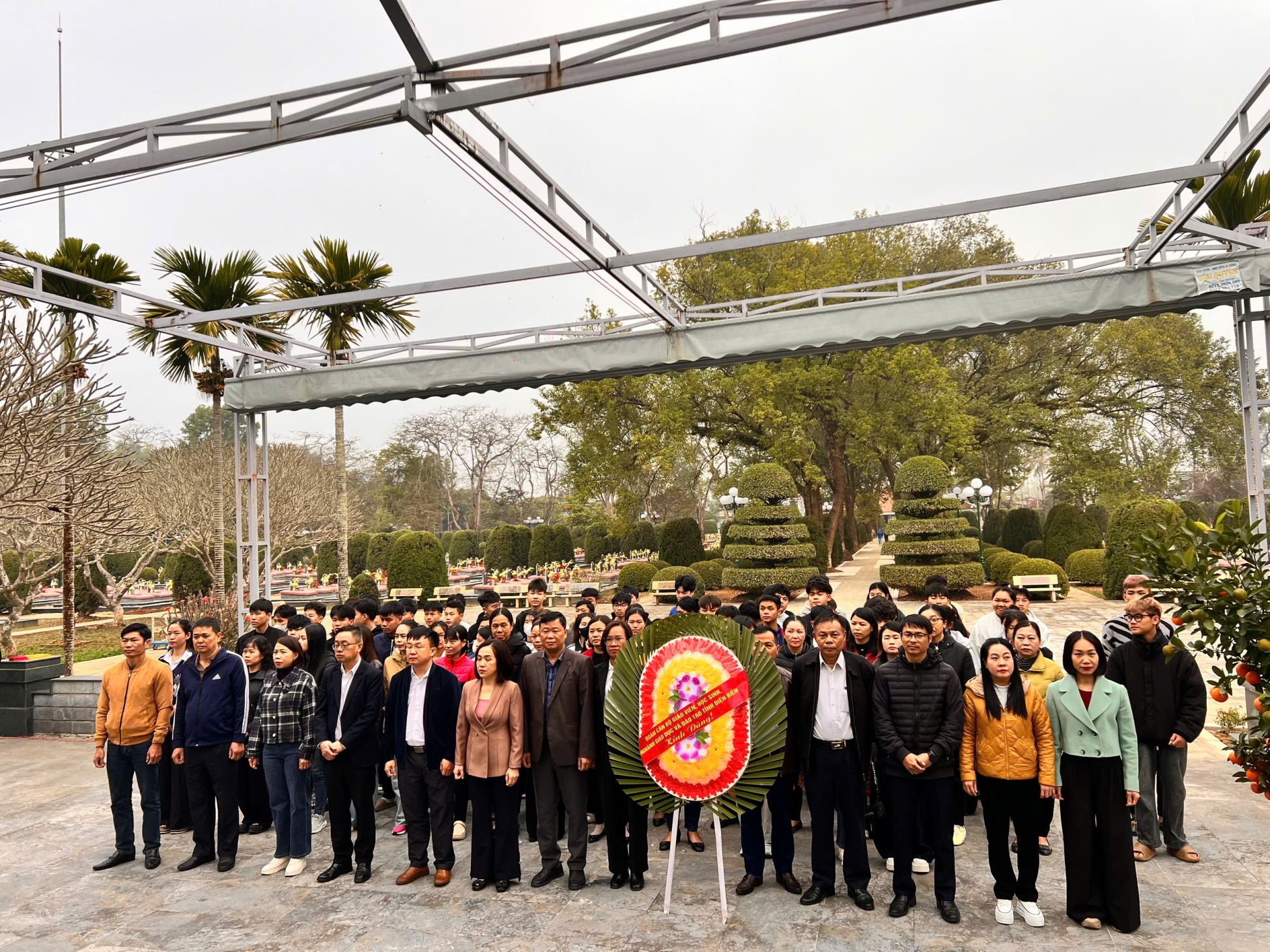Thắp sáng truyền thống “Uống nước nhớ nguồn”: Trung tâm GDNN-GDTX 1 dâng hương tại Nghĩa trang liệt sĩ Quốc gia Độc Lập nhân dịp Xuân Bính Ngọ 2026
