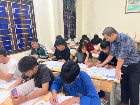 Giáo dục thường xuyên - lớp học và ôn thi THPT (4)