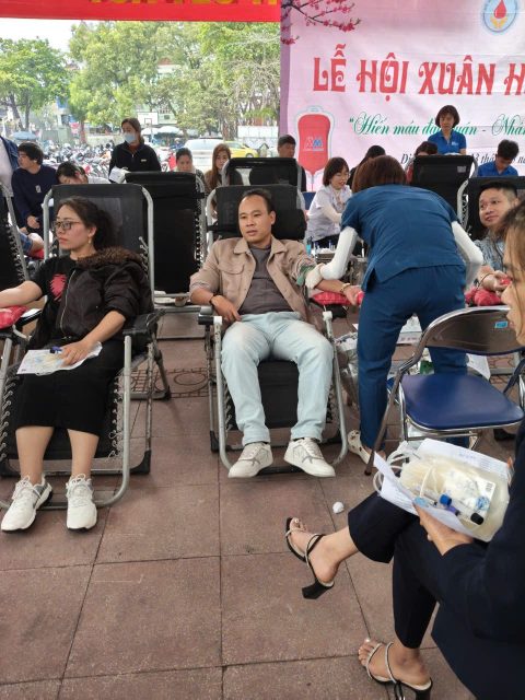 Hiến máu tình nguyện (12)