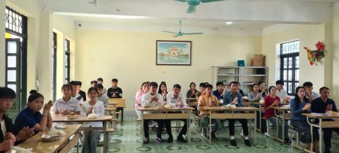 Lưu học sinh Lào tại Trung tâm (2)