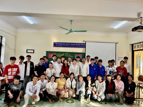 Lưu học sinh Lào tại Trung tâm (10)